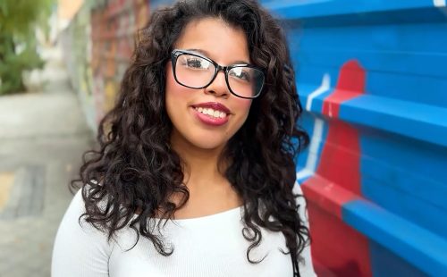 Caught a screaming brunette – Laura Love