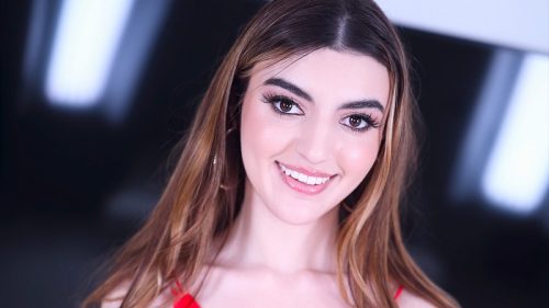 AmateurAllure Welcomes Julia James From Park Bench to Studio Swallow